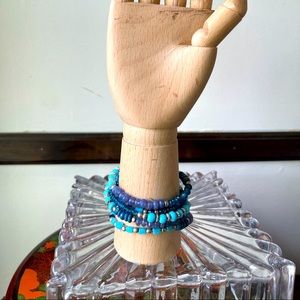Blue and turquoise colored beads bracelet